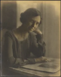 [Ritratto di una donna con una lunga collana]