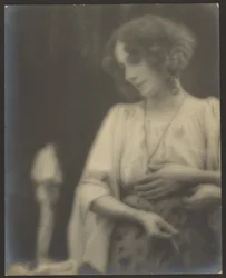 [Ritratto di donna con maniche sciolte].