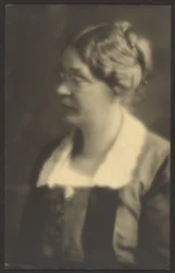 [Ritratto di donna con libro aperto (ritagliato)]