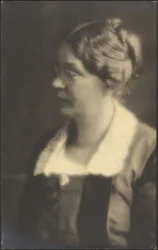 Ritratto di donna con libro aperto (ritagliato)