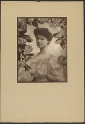 [Ritratto di donna con bordo floreale dipinto].