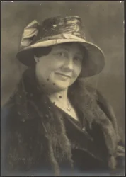 [Ritratto di donna con velo a pois]