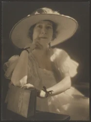 [Ritratto di una donna con dei nastri ai polsi]