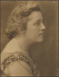 [Ritratto di una donna con colletto di paillettes]