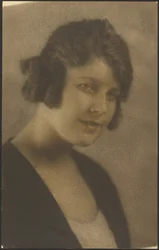 [Ritratto di donna con capelli corti]
