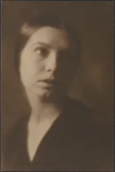 [Ritratto di una donna con la testa inclinata]