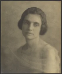 [Ritratto di una donna con uno scialle di tulle]