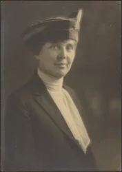 [Ritratto di una donna con cappello velato]