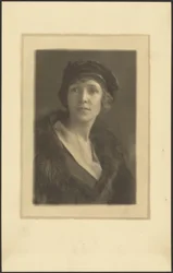 [Ritratto di donna con cappello di velluto]