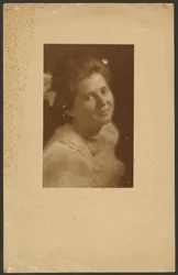 [Ritratto di donna con nastro di capelli bianchi].