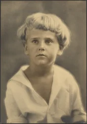 [Ritratto di un ragazzino con la camicia bianca]