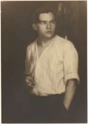 [Ritratto di un giovane con camicia a righe e sigaretta].