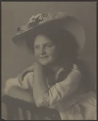 [Ritratto di una giovane donna appoggiata a una sedia]