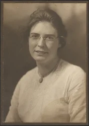 Ritratto di giovane donna con occhiali