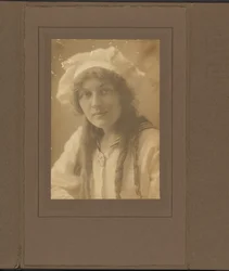 [Ritratto di giovane donna in tenuta da marinaio].