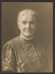 [Ritratto di donna anziana con colletto di pizzo]