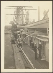 [Ponte della nave con marinai]