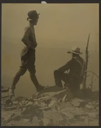 [Due uomini che guardano in lontananza (probabilmente il picco Old Baldy)]