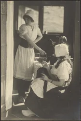 [Due donne vestite con costumi olandesi]