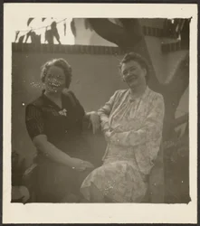 [Due donne in giardino]