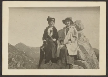 [Due donne su una roccia]