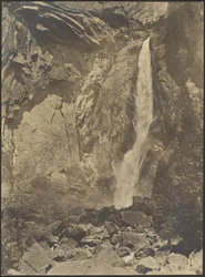 [Cascata nel burrone roccioso]