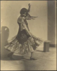 [Donna che balla in costume tradizionale spagnolo]