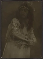 [Donna vestita da nativo americano]