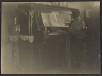 [Donna che suona il pianoforte]