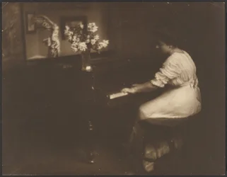 [Donna che suona il pianoforte]