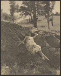[Donna sdraiata su roccia]