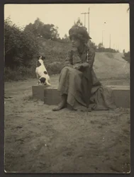 [Donna seduta con cane]