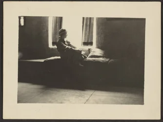 [Donna seduta alla finestra]