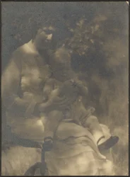 [Donna e bambino seduti in giardino]