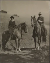[Donna e uomo a cavallo]
