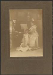 [Donna al pianoforte con dei bambini]