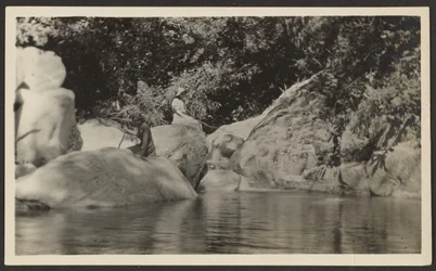 [Donna in riva al lago]