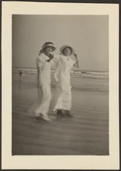 [Donna in abiti bianchi sulla spiaggia]