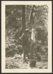 [Donna con secchi nel bosco]