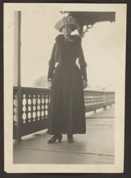 [Donna sul balcone]