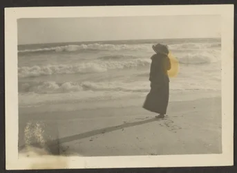 [Donna sulla spiaggia]