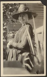 [Donna in veranda]