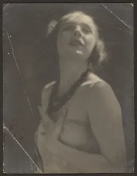 [Donna con collana di perline]