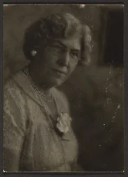 [Donna con fiore bianco e perle]
