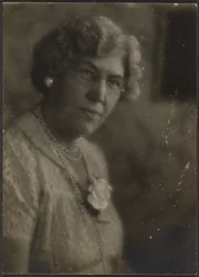 Donna con fiore bianco e perle