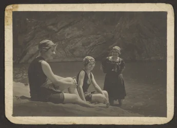 [Donne in costume da bagno]