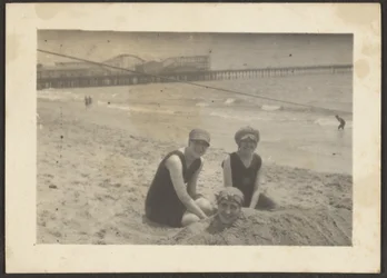 [Donne sulla spiaggia che seppelliscono un