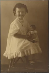 [Ragazzina con una bambola]