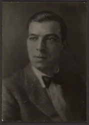 [Giovane uomo con papillon]
