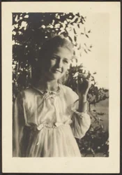 [Giovane donna in piedi su un albero]